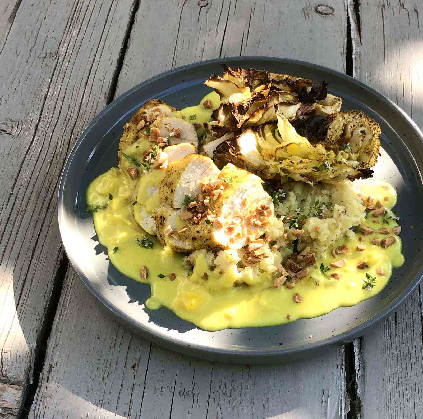 Gegrilde Spitskool Puree Van Gepofte Aardappel Kip Blackwellsaus En Geroosterde Amandelen