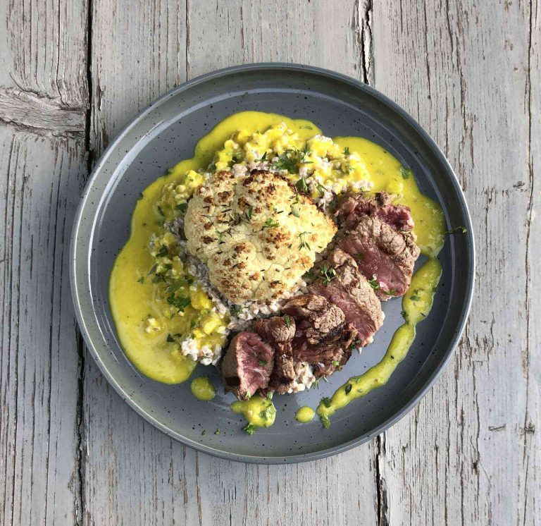 Geroosterde bloemkool met kruiden, spelt, ribeye steak en picklessaus