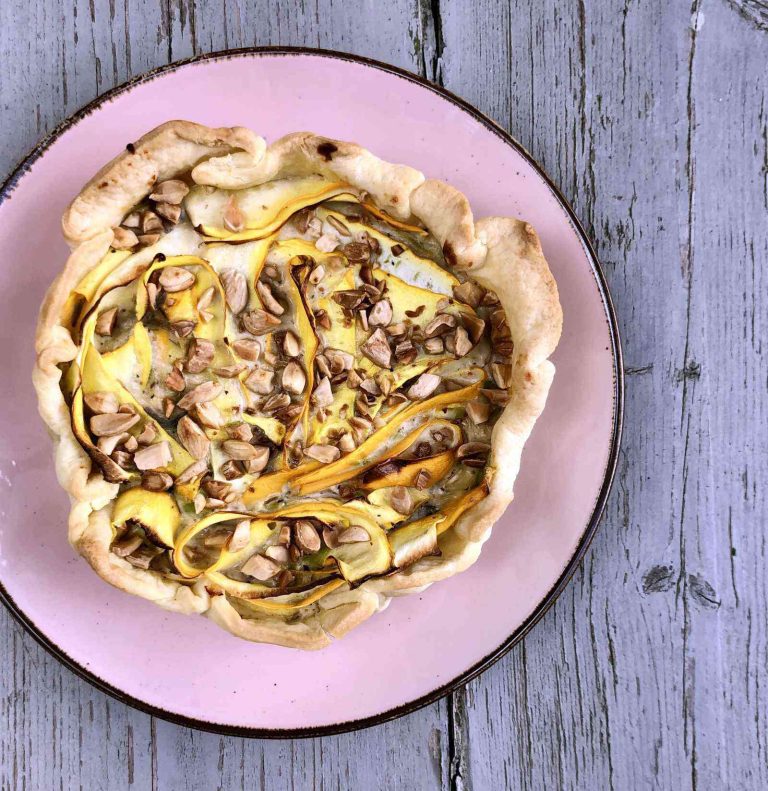 Hartige taart met prei, gele courgette en gorgonzola