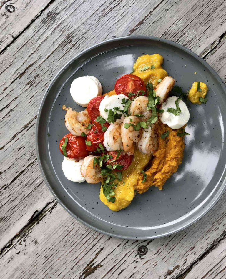 Puree van gepofte zoete aardappel met mangochutney, tomaatjes, geitenkaas en garnalen