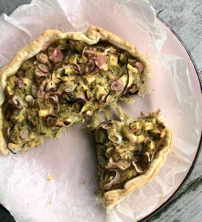 Hartige quiche met spitskool, kerrie, geitenkaas, appel en sjalotten