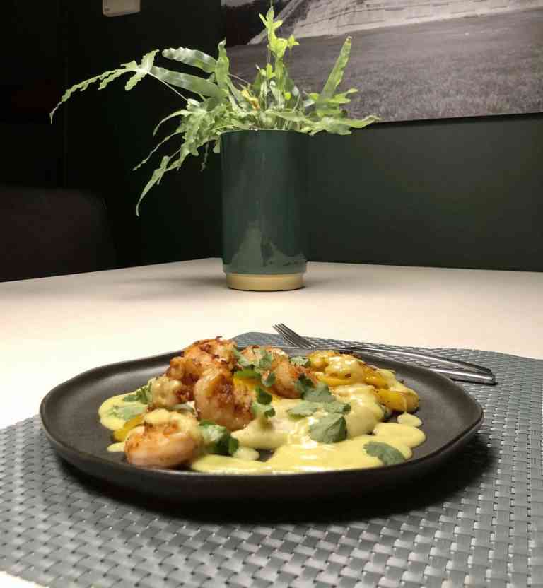 Puree van zoete aardappel, gegrilde mango, pittige garnalen en saus van kokos en limoen