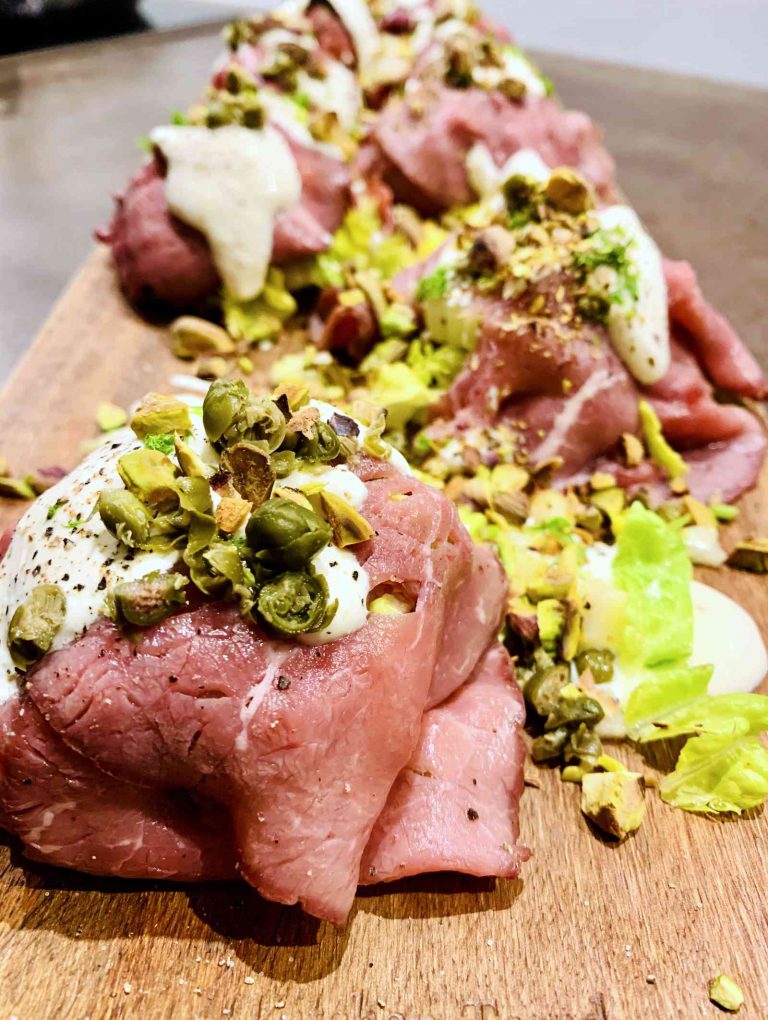 Bonbon van rosbief met sla, appel, mierikswortelsausje en pistachenootjes