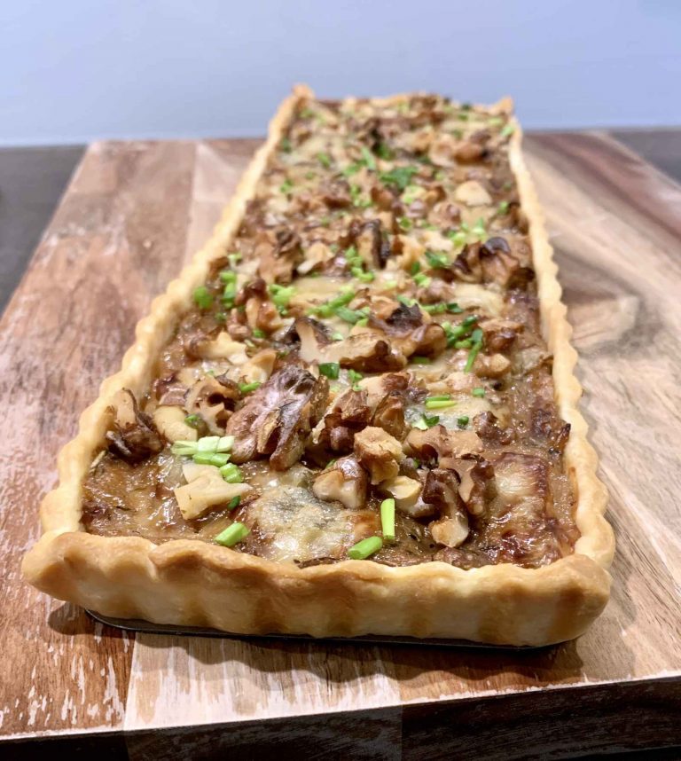 Hartige slof met peer, rode ui en gorgonzola