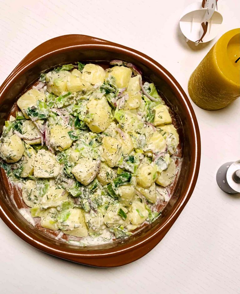 Zelfgemaakte aardappelsalade met mierikswortel, rode ui en prei