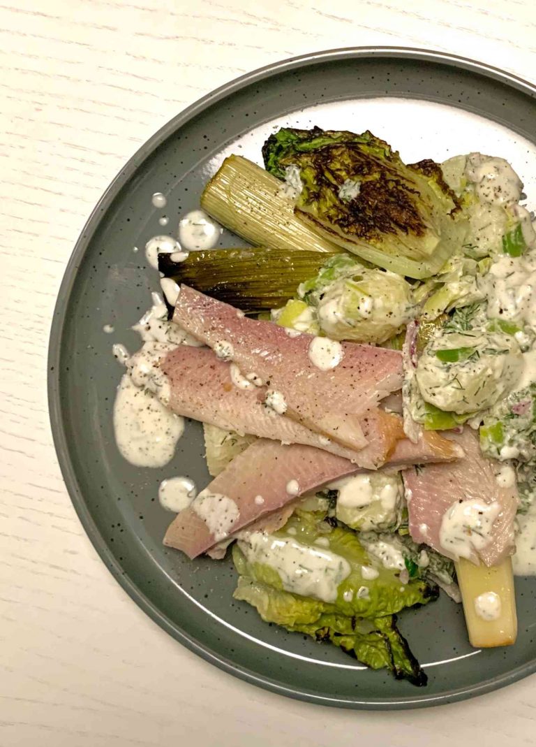 Aardappelsalade met prei, gerookte forel en little gem