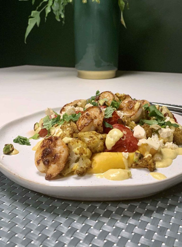 Pittige tijgergarnalen met zoete kokos-aardappelpuree, geroosterde bloemkool met kaneel en komijn, feta en saus van kokosmelk