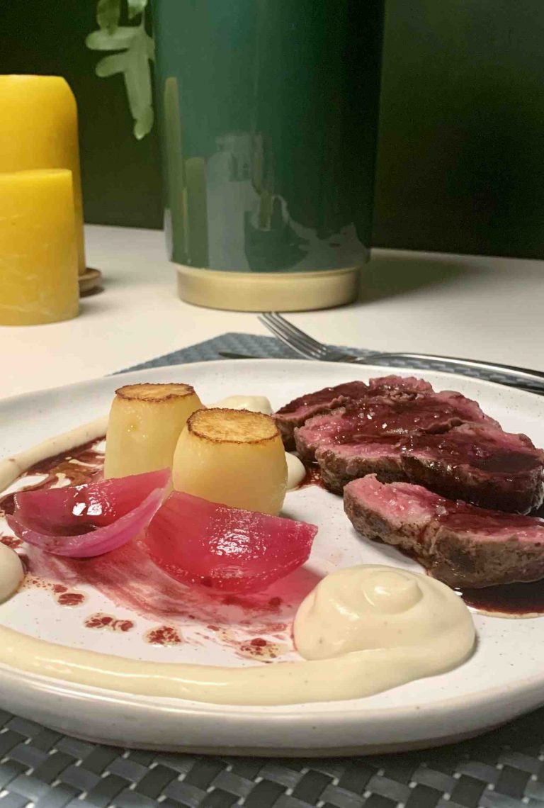 Ossenhaas met fondantaardappelen, gemarineerde rode ui, crème van bloemkool en portsaus