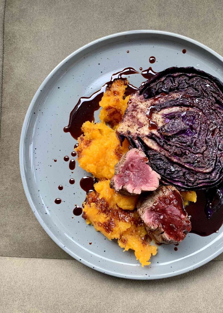 Gegrilde rode kool met speculaaskruiden, grove puree van gepofte pompoen, ossenhaas en portsaus