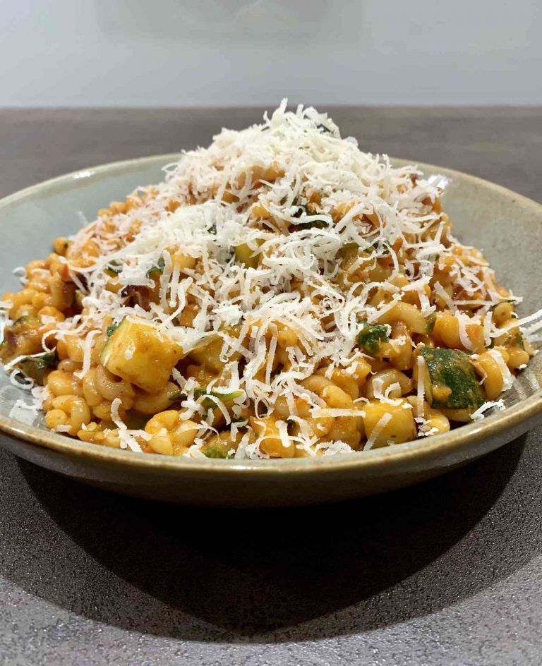 Macaroni met zelfgemaakte saus en courgette