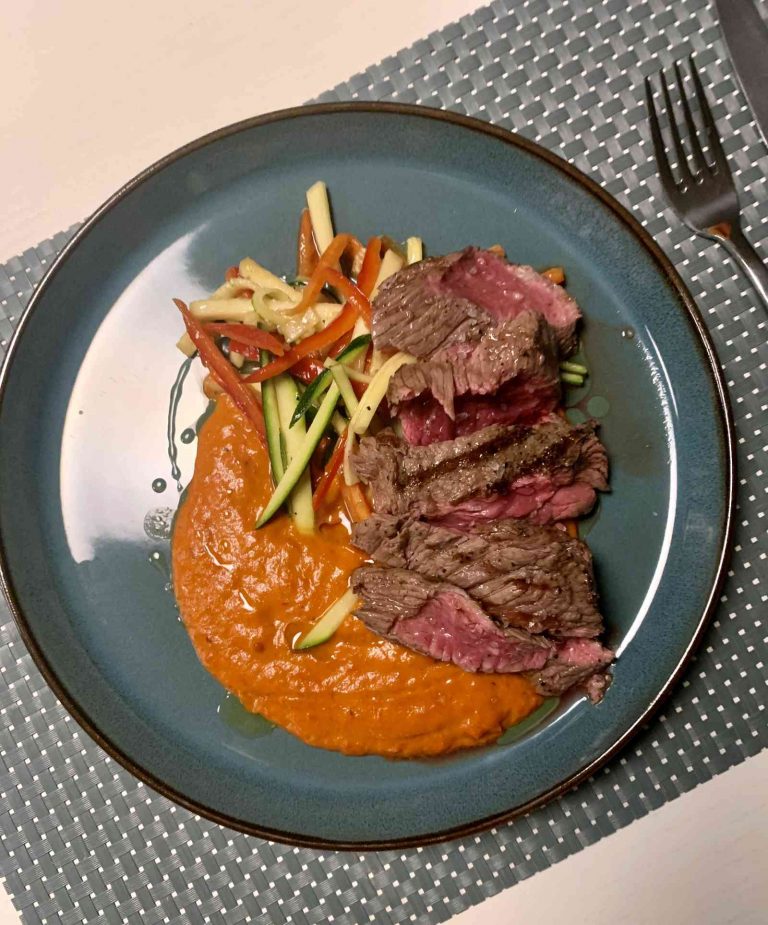Gegrilde bavette met saus van paprika en salade van courgette