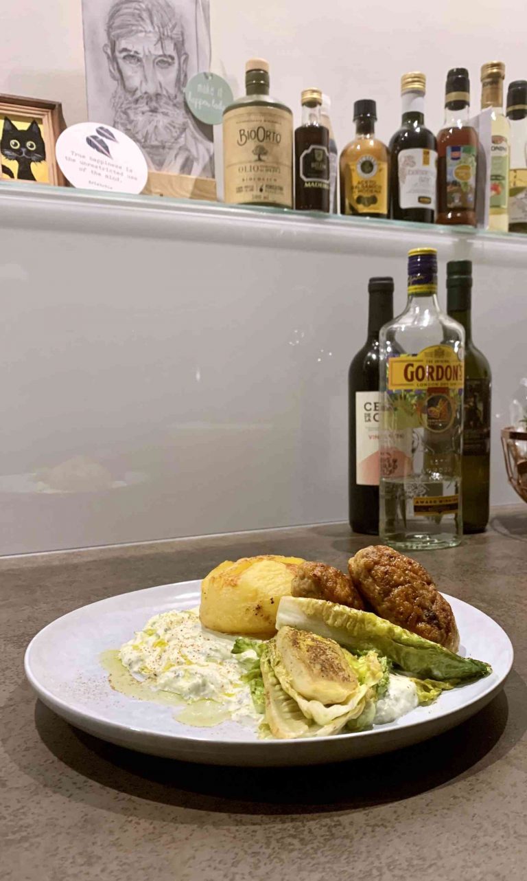 Kipkofte met zelfgemaakte tzatziki, gepofte aardappel en gegrilde little gem