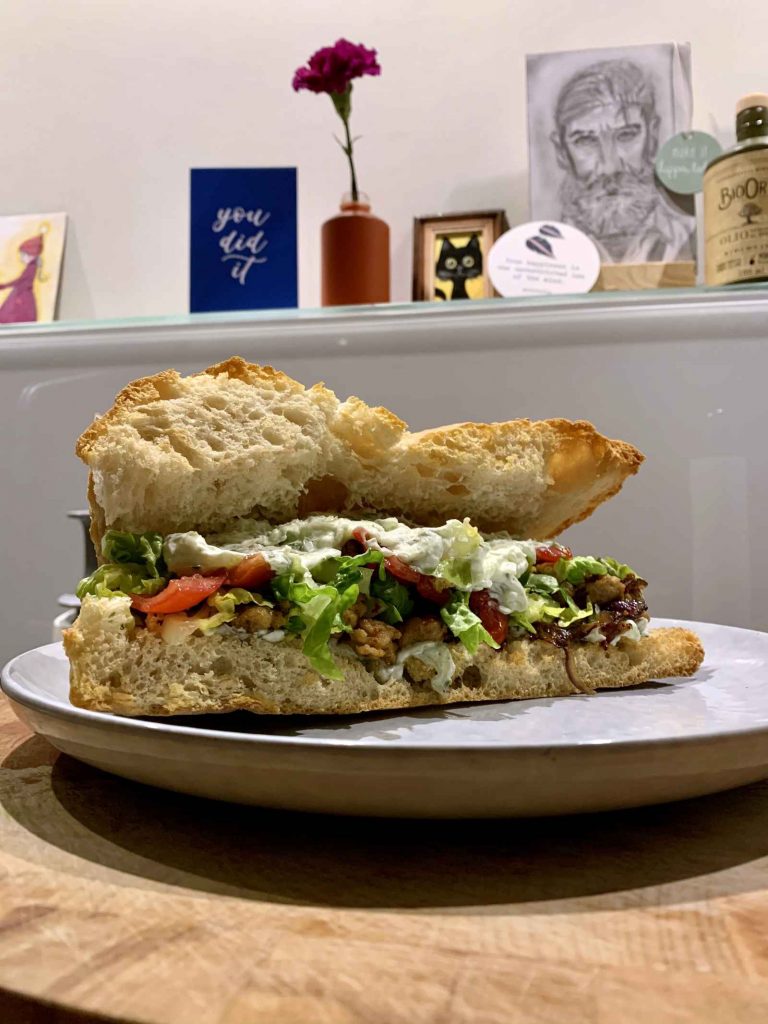 Turks brood met gekruid kippengehakt en tzatziki