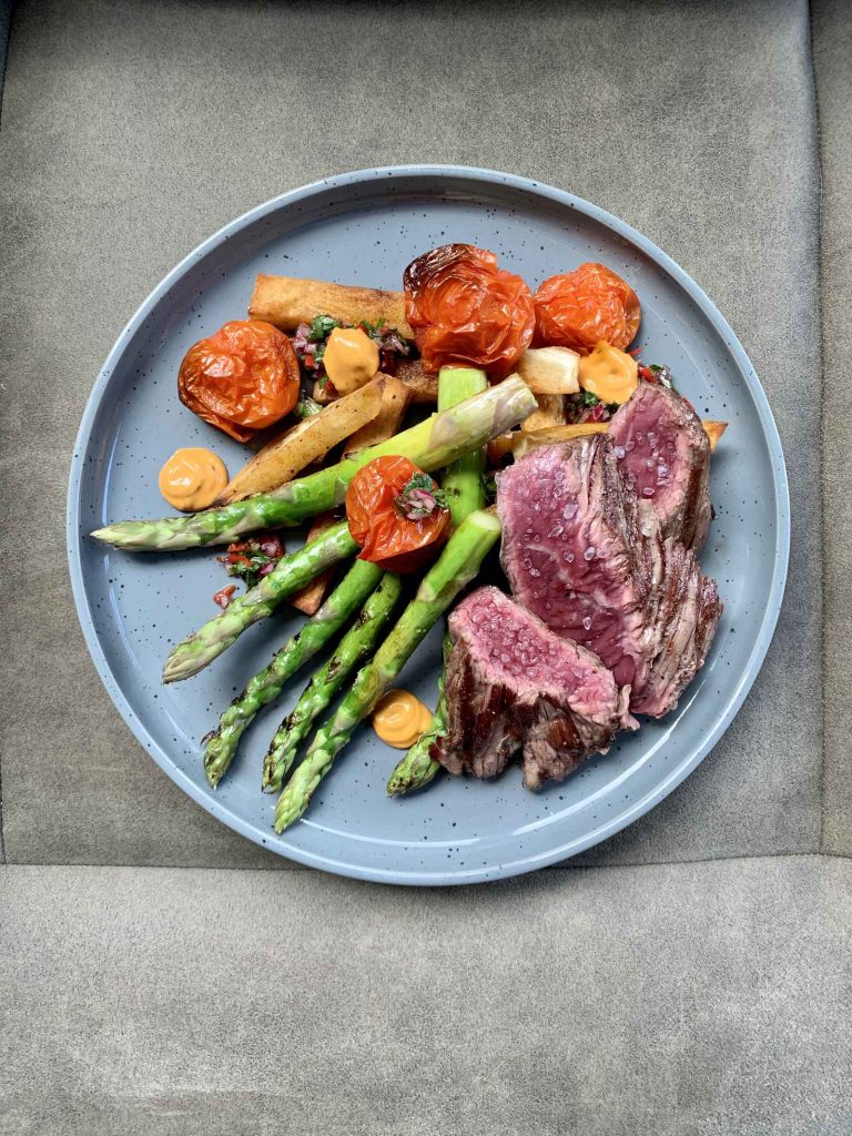 Friet van zoete aardappel, groene aspergers, chimichurri met koriander, gepofte tomaatjes en steak bavette