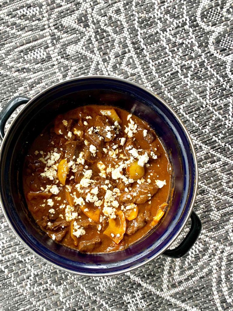 Grieks stoofpotje met gele paprika, kaneel en cayennepeper