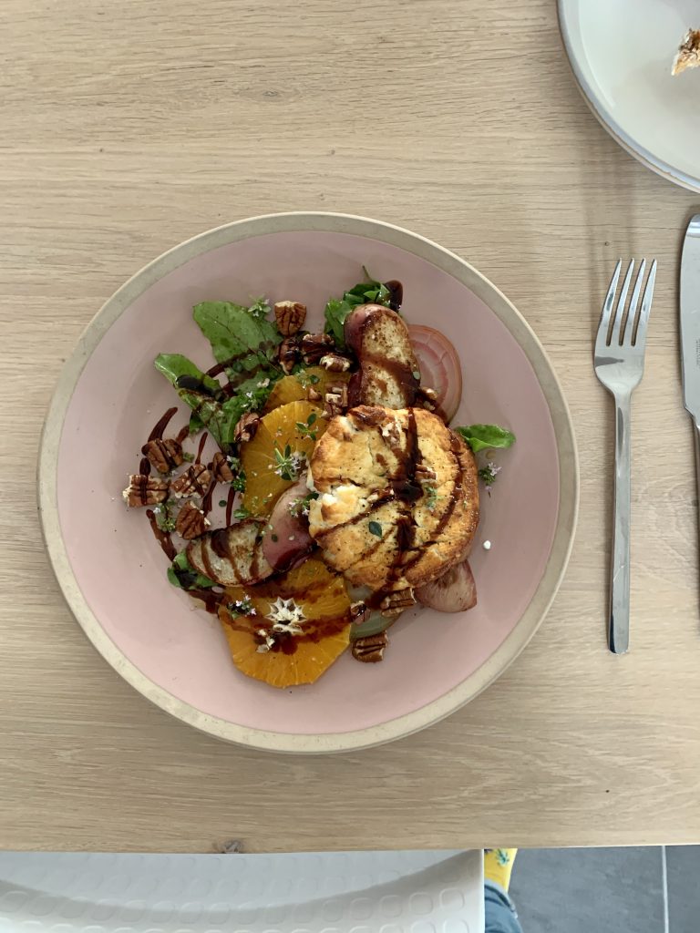 Gerechtje met geitenkaas, sinaasappel, gestreepte biet, gegrilde perzik