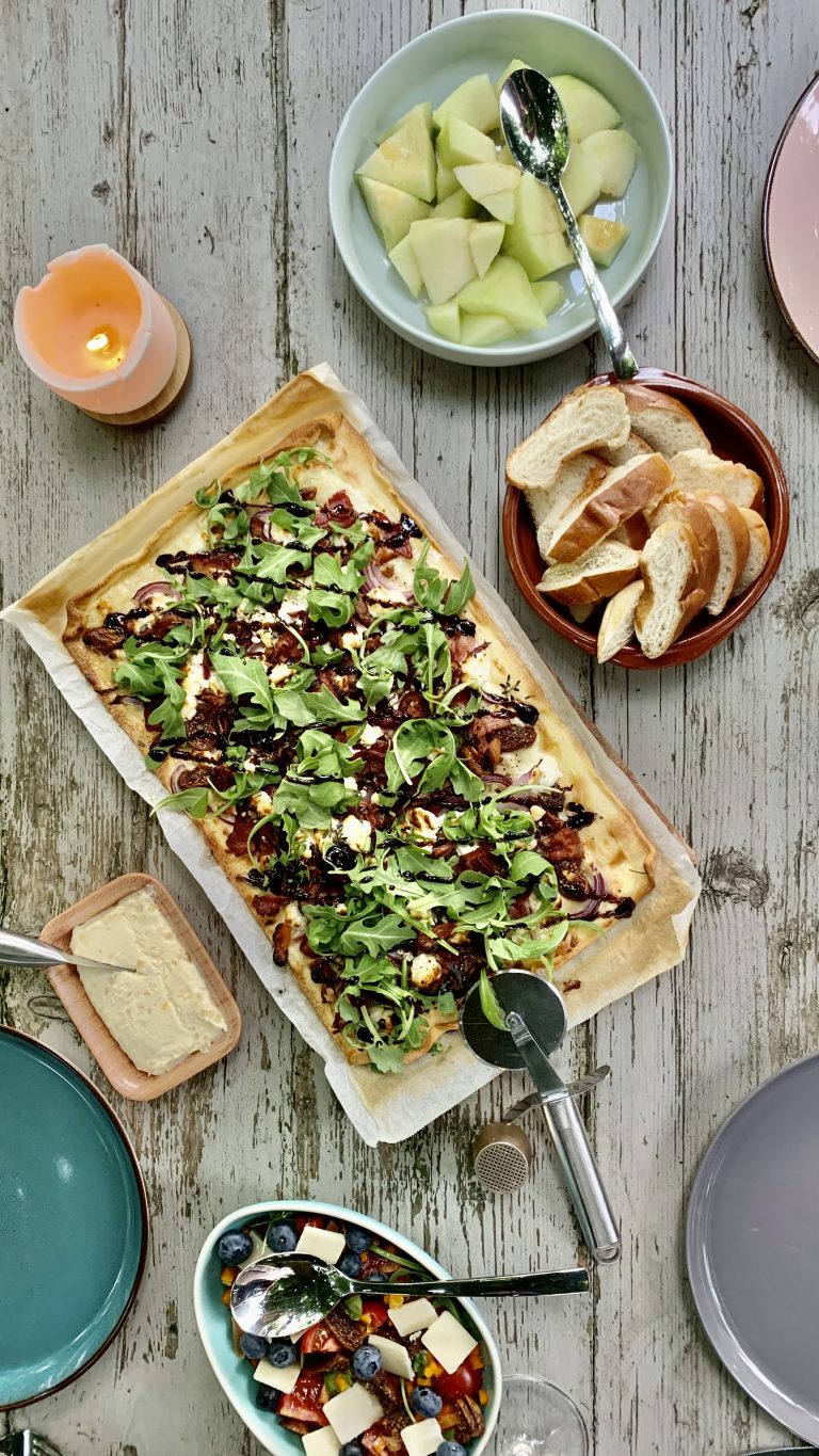 Flamkuchen met vijgen, geitenkaas, gerookt spek en balsamico