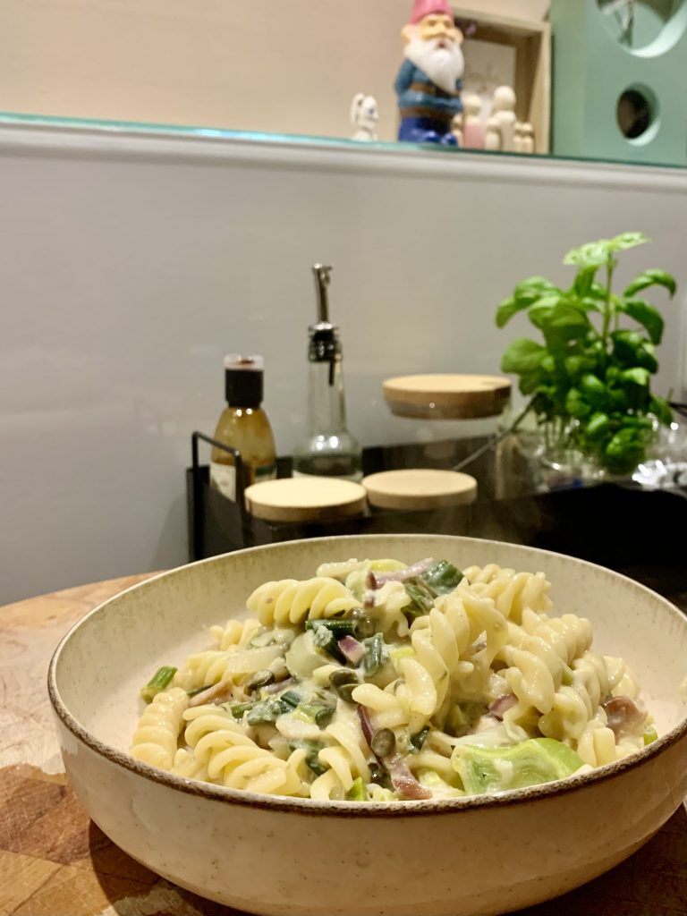 Fusilli met gerookte forel, prei, witlof en mosterd