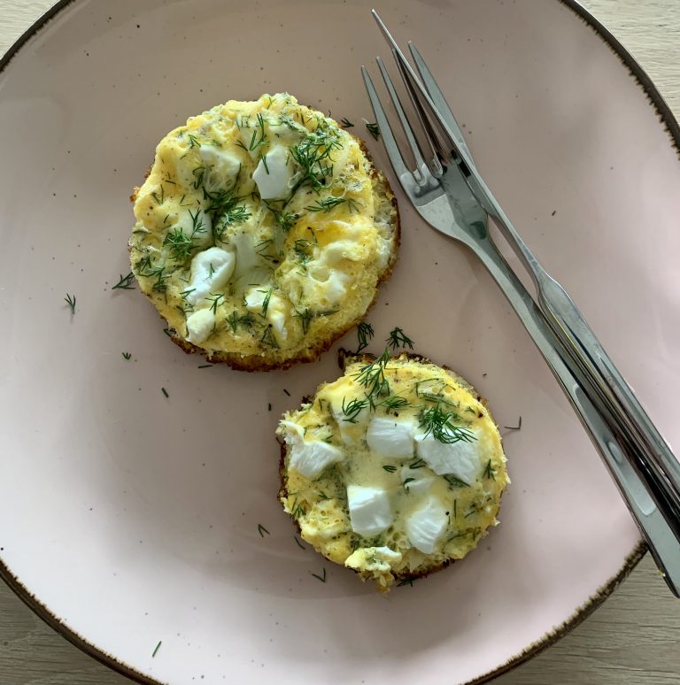 Eitje met geitenkaas, ui en dille