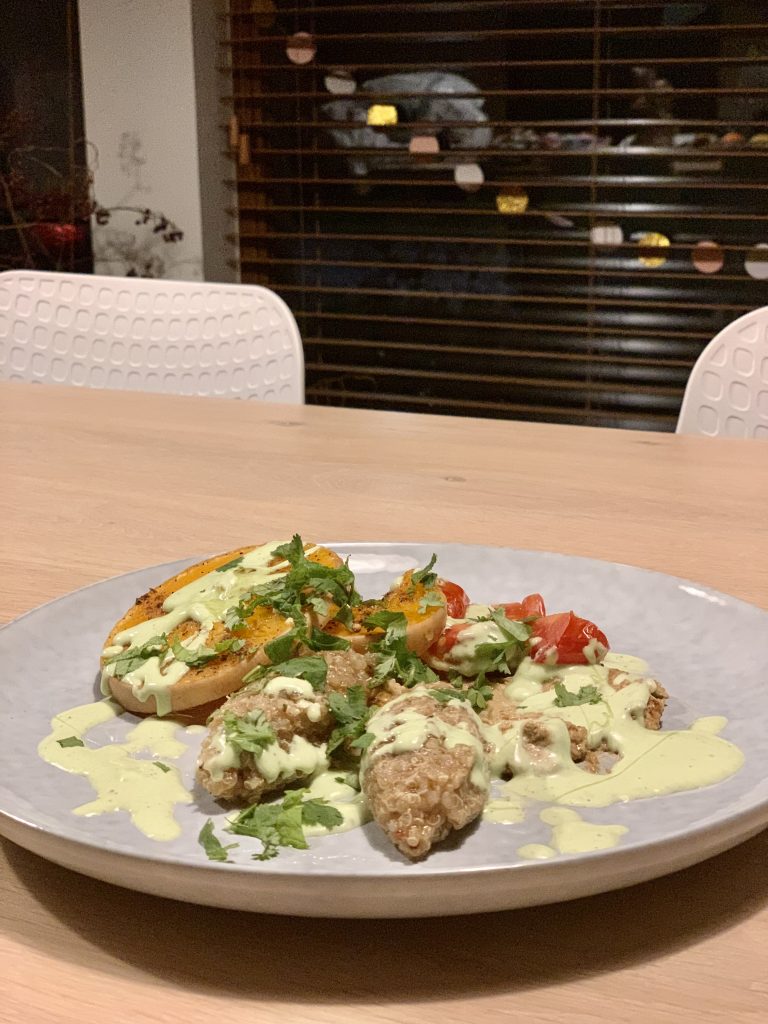 Quinoa met baba ganoush, geroosterde flespompoen, honing en geitenkaas met koriander