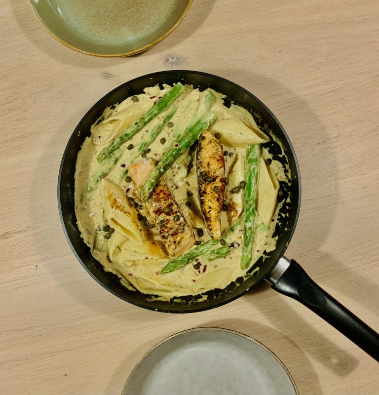 Zalm met mosterd, groene asperges en pasta