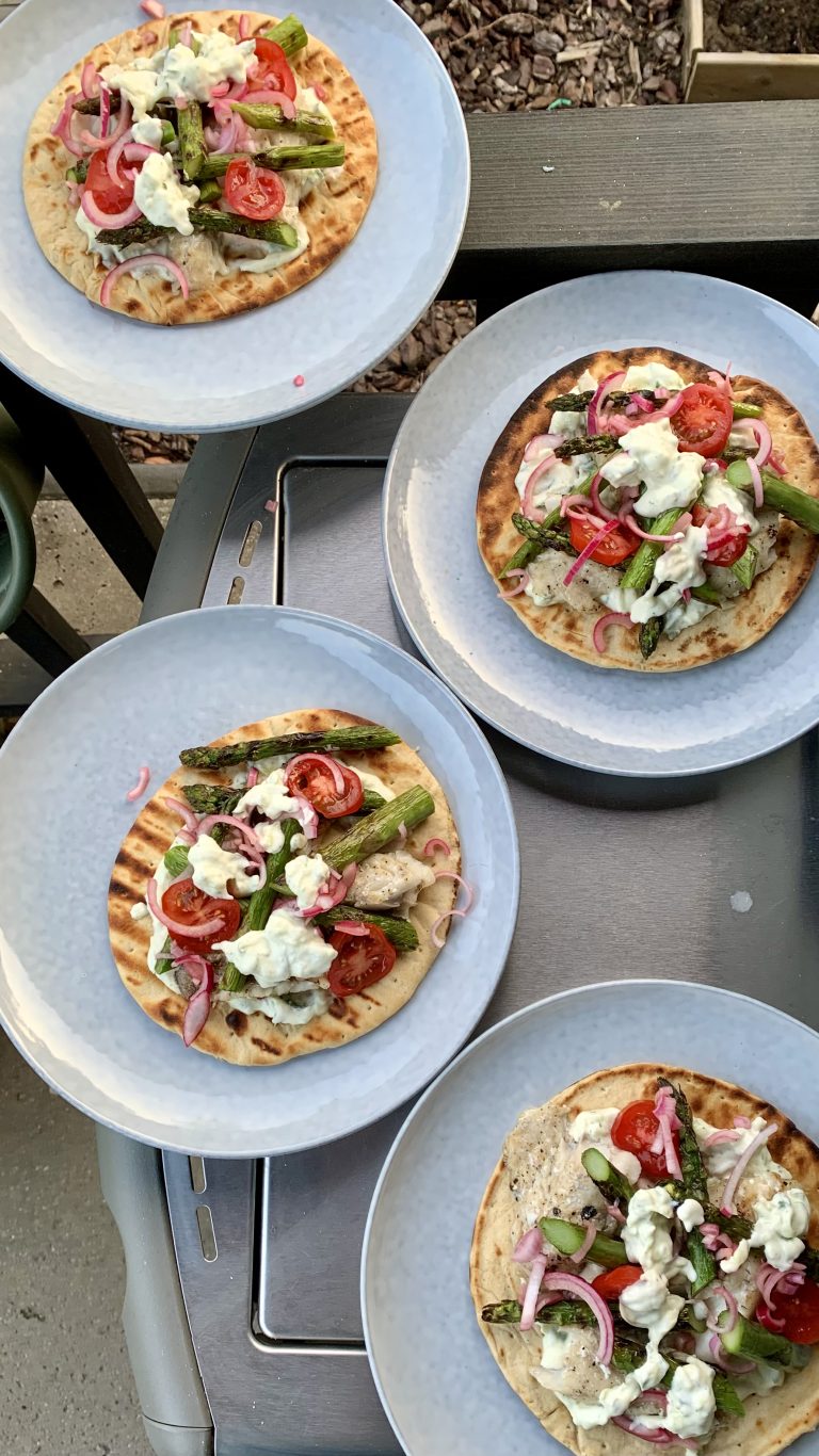 Flatbread met zeebaars, ingelegde rode ui en asperges van de bbq