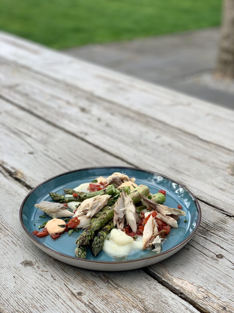 Bloemkoolpuree met gegrilde asperges, gerookte makreel, gemarineerde tomaten en verse oregano