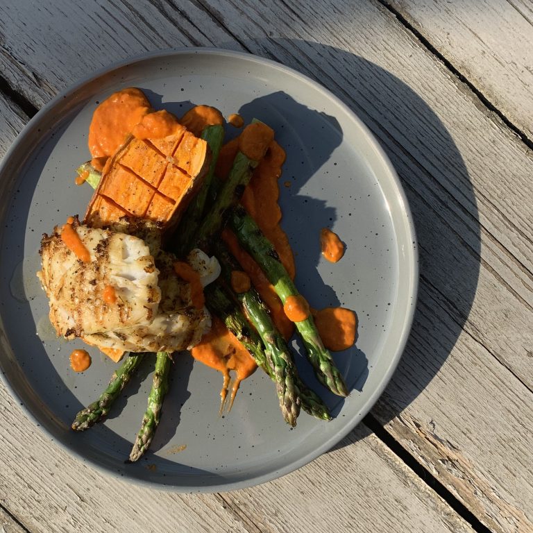 Zoete aardappel mer gegrilde asperges, tomatensaus en heek