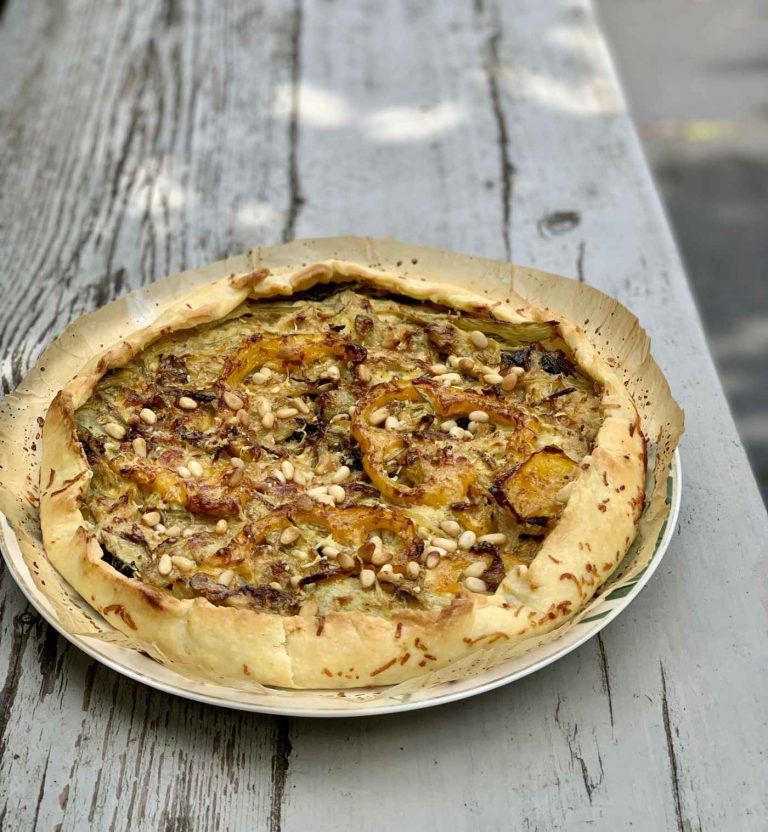 Hartige taart met venkel, gele paprika en snijbiet