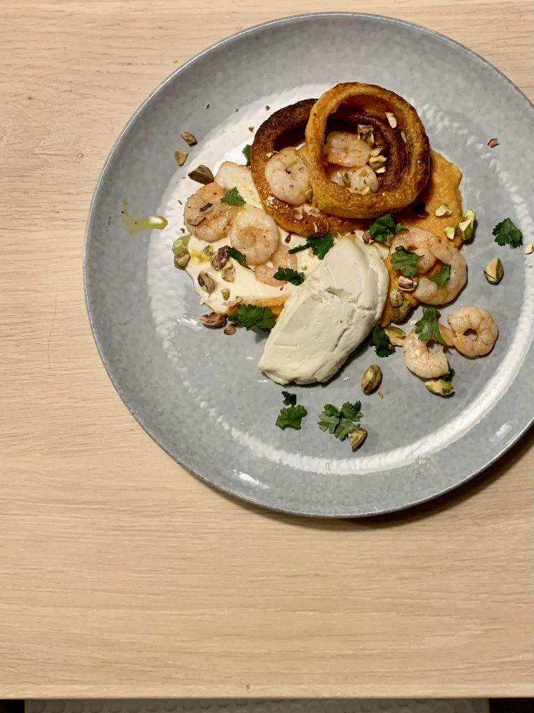Geroosterde pompoen met geitenkaas, zoete aardappel en garnalen