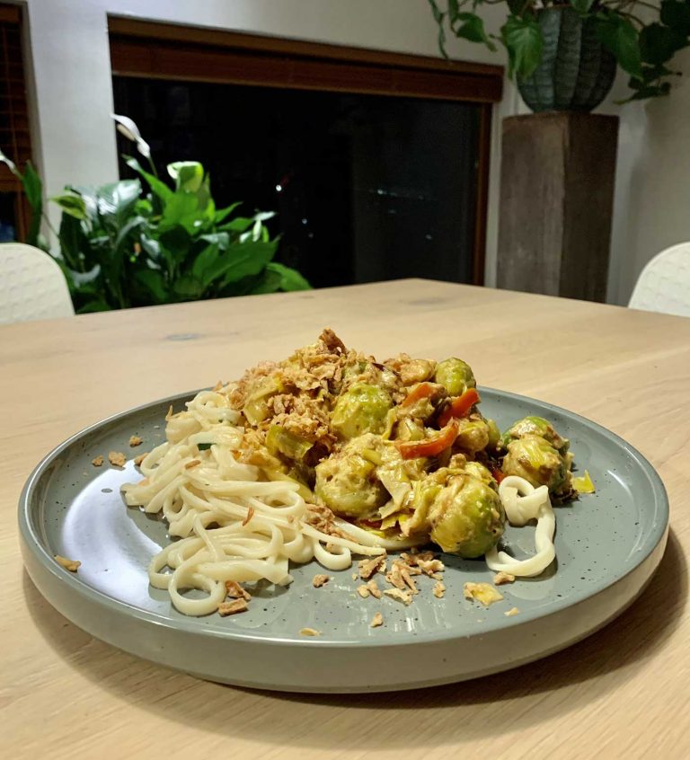 Snelle roerbak met spruitjes, kerrie en sambal