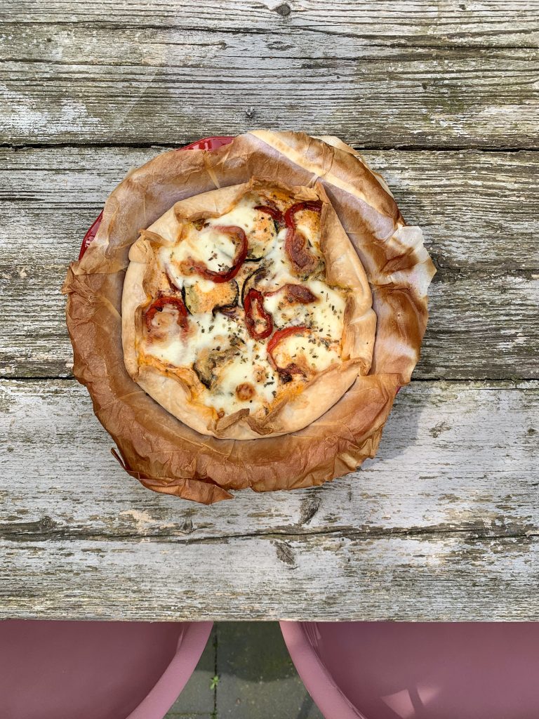 Quiche met gegrilde courgette, paprika, rode ui en mozzarella 