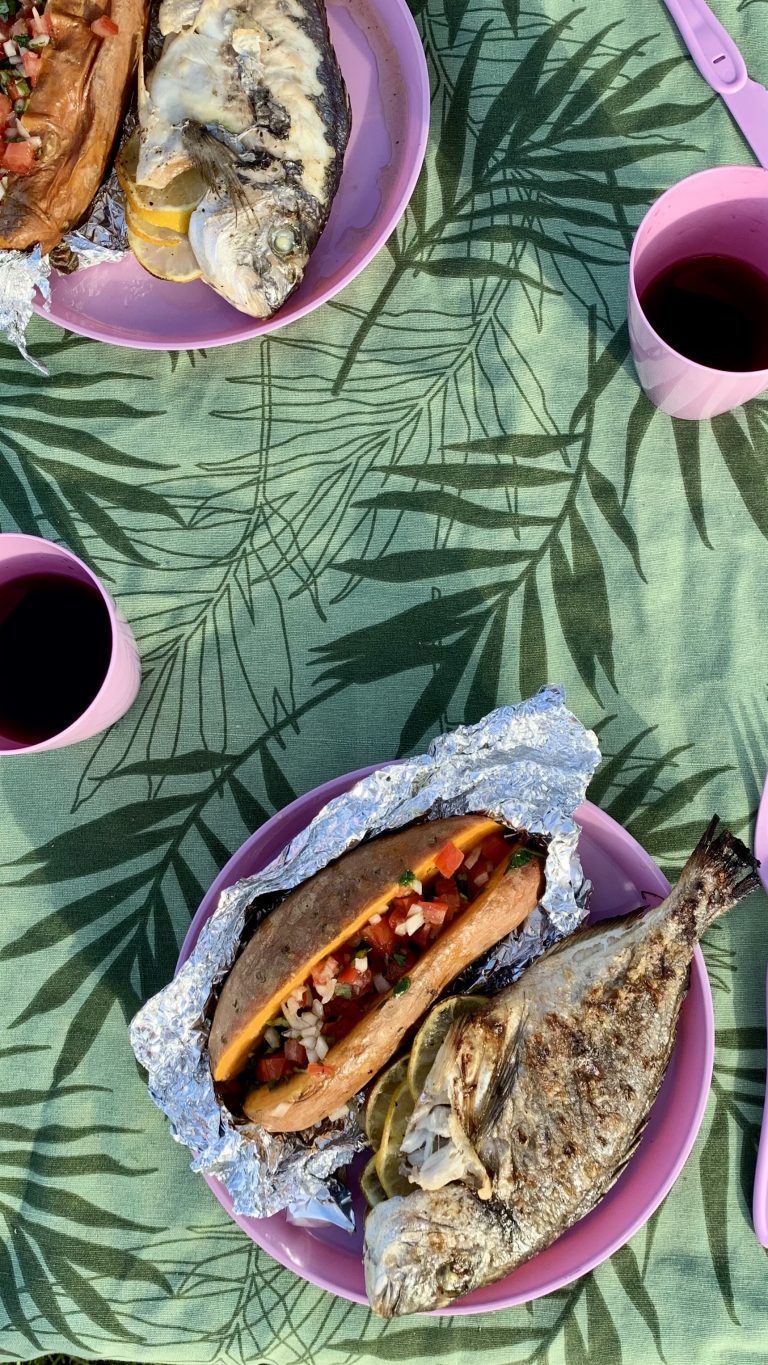 Gegrilde dorade van de bbq met gepofte zoete aardappel gevuld met salsa