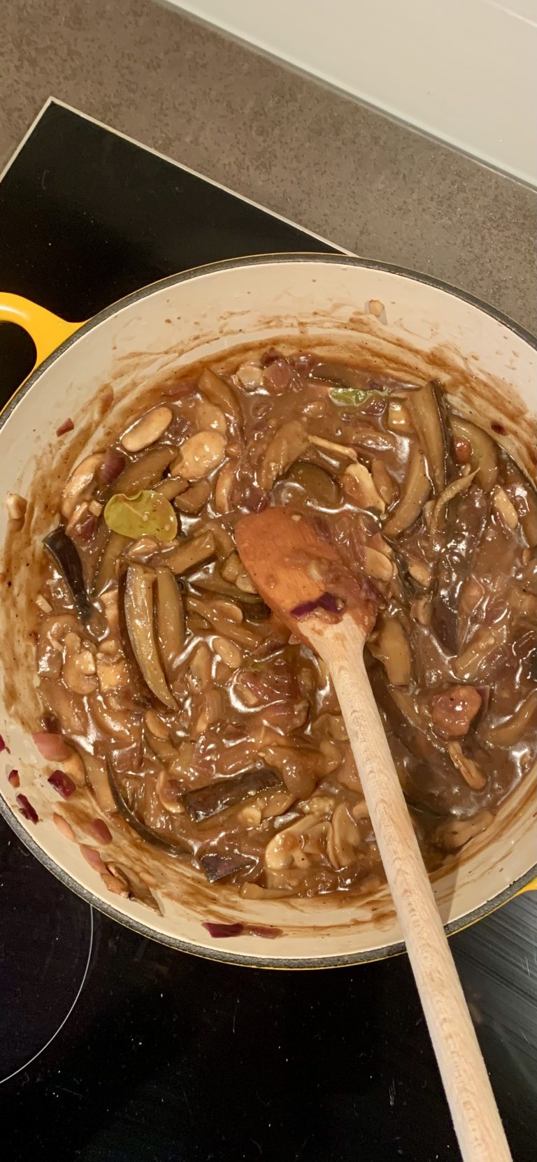 Zuurvlees zonder vlees met aubergine