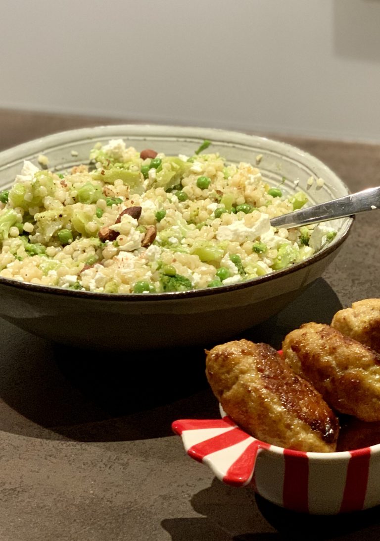 Frisse salade van parelcouscous met erwten en broccoli, kipköfte en snelle tzatiki