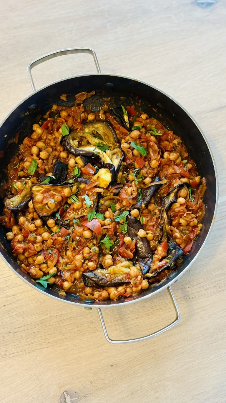Gegrilde aubergine met kikkererwten en tomaten