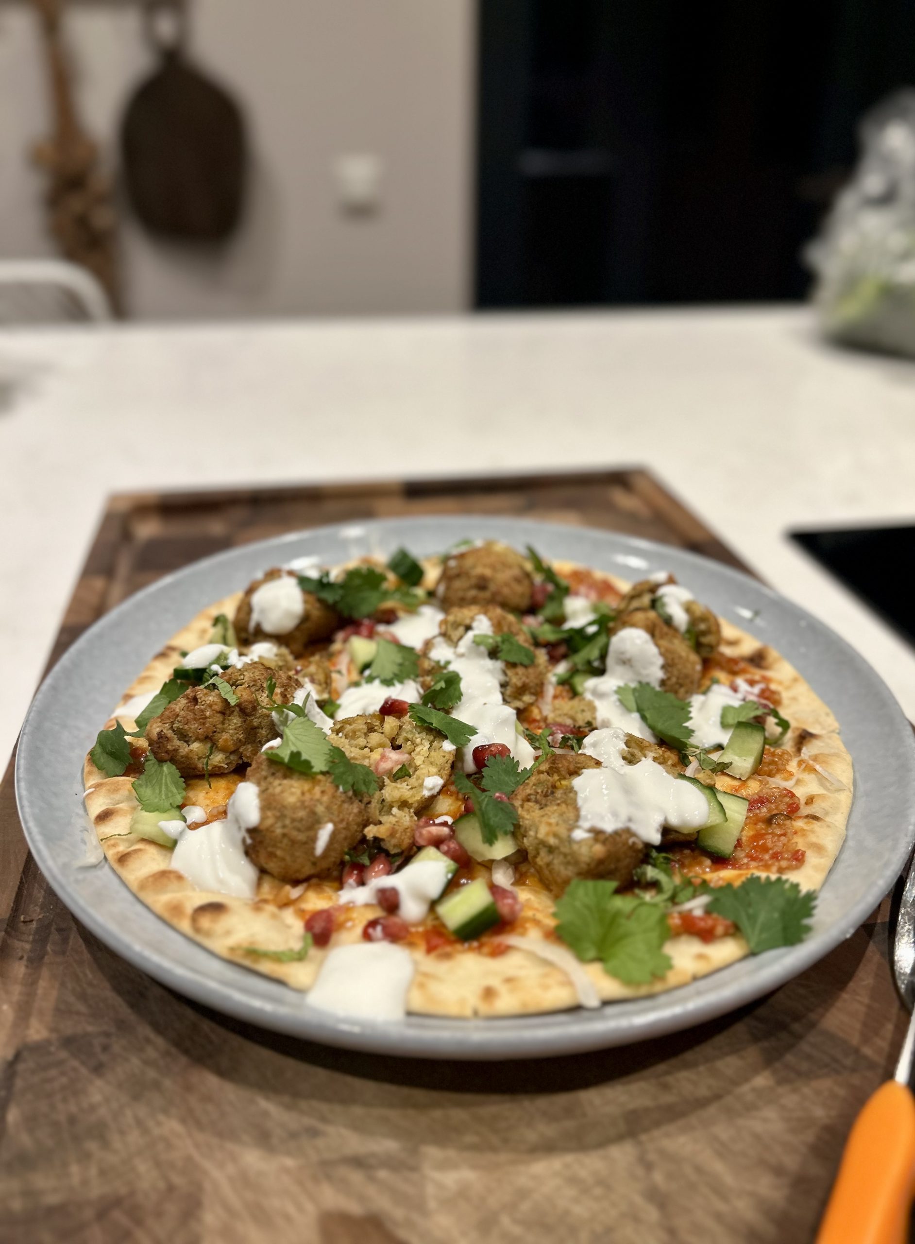 Flatbread met falafel, muhamarra, granaatappel en kwark-limoen dressing