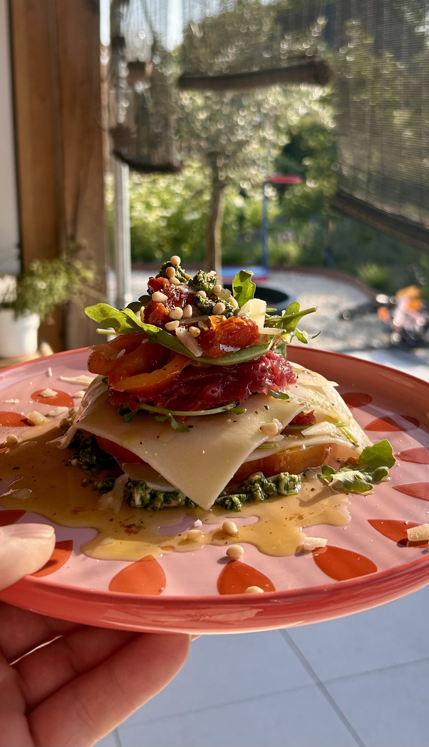 Open lasagne met coeur de boeuf, pesto, parmezaan en carpaccio