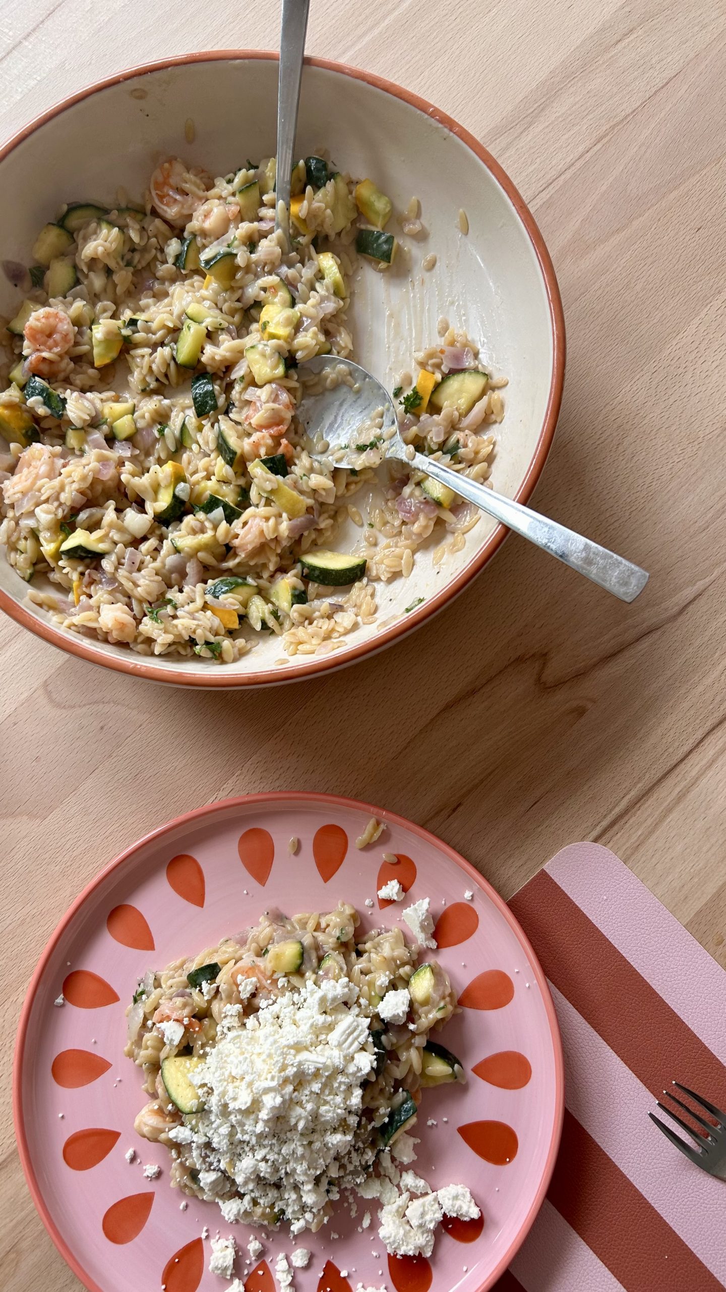 Orzo met courgette, garnalen en feta